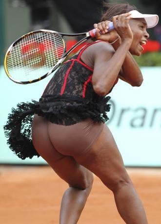 Il pizzo di Venus Williams a Parigi 2010-retro. Reuters